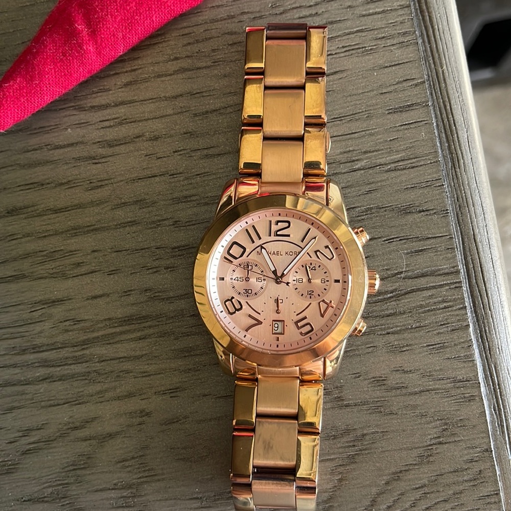 Beautiful Rose Gold MK watch! Excellent condition! 6 inch wrist no extra links